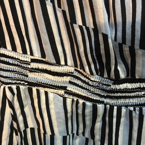 Banana Republic Black and White Patterned Pretend Wrap Blouse - Picture 7 of 13
